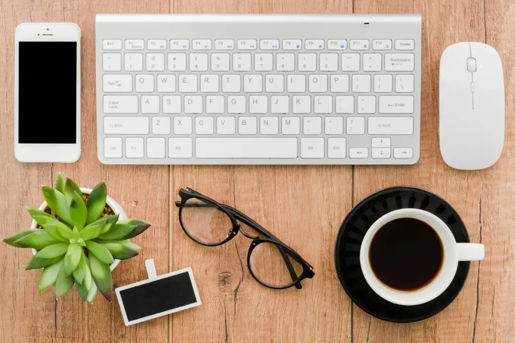 bezprzewodowa klawiatura komputera z telefonem i myszką bezprzewodową obok